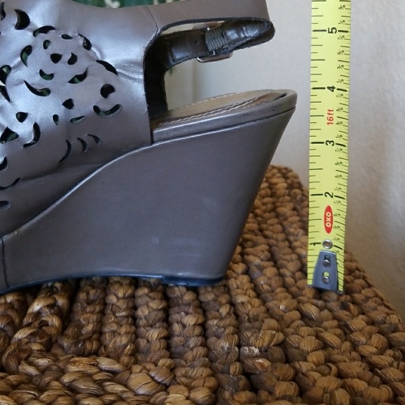 Elie Tahari, Dark taupe wedges - Picture 7 of 7